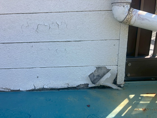 塗装が割れ一部剥がれている